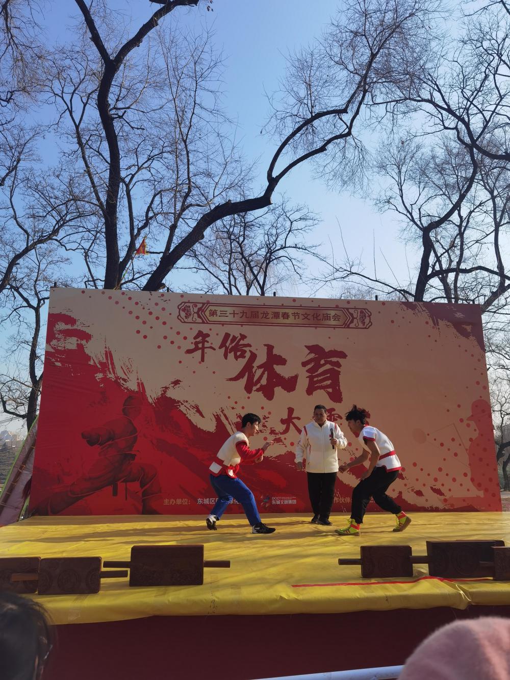 爱体育官方网站-激烈竞技擂台上，球员们在舞台上燃情奋战的简单介绍